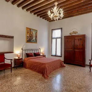 https://flat-with-canal-view-near-san-marco.hotelslidodijesolo.com